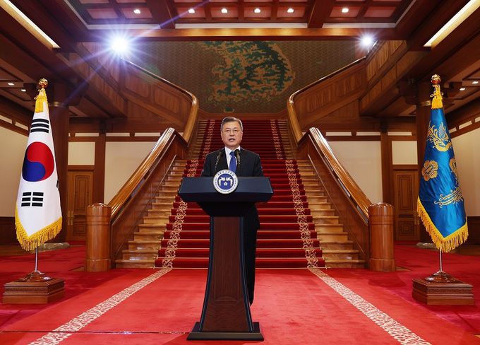 문재인 대통령이 9일 오전 청와대 본관에서 임기 내 소회와 대국민 메시지를 담은 퇴임연설을 하고 있다. 연합뉴스