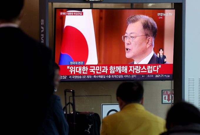 9일 오전 서울역에서 시민들이 문재인 대통령의 퇴임 연설을 듣고 있다. 연합뉴스