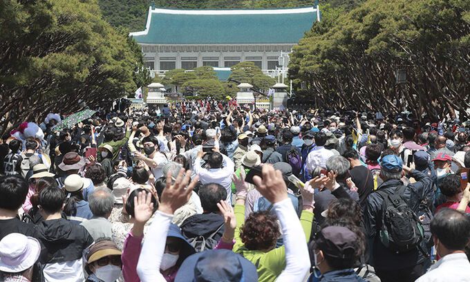 국민대표 74인을 비롯한 시민들이 10일 오전 서울 종로구 청와대에 들어서고 있다. 청와대 개방은 74년만에 처음이다. 인수위사진기자단