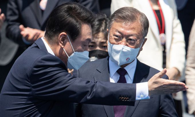 윤석열 대통령이 10일 오전 서울 여의도 국회 본관 앞에서 열린 제20대 대통령 취임식을 마친 후 문재인 전 대통령을 환송하고 있다. 연합뉴스