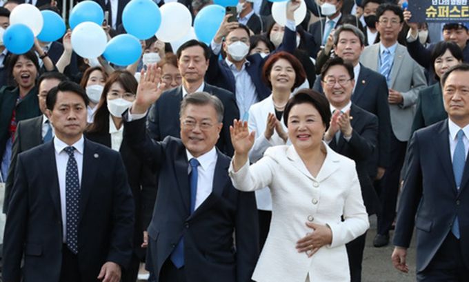 5년 임기를 마치는 문재인 대통령과 김정숙 여사가 9일 오후 청와대를 나서며 시민들에게 인사하고 있다. 뉴스1