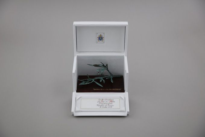 프란치스코 교황이 선물한 ‘청동 올리브 가지’. 대통령기록관 제공