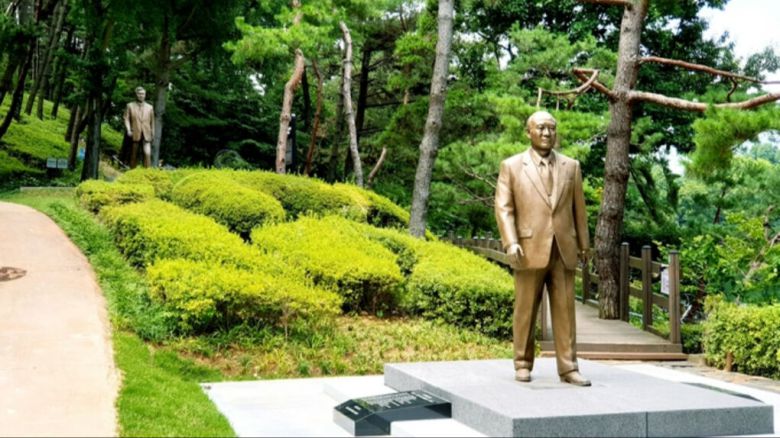 충북 청주 청남대 초입에 위치한 전두환·노태우 전 대통령 동상. 충북도 제공