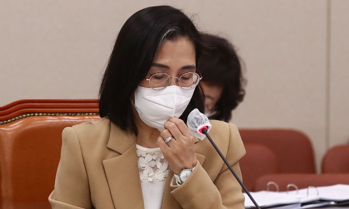 김현숙 여성가족부 장관 후보자가 지난 11일 국회에서 열린 인사청문회에서 마스크를 만지고 있다. 공동취재사진