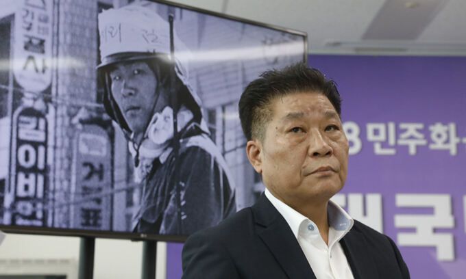 12일 서울 중구 5.18민주화운동 진상규명조사위원회에서 열린 대국민 보고회에서 5.18 당시 시민군 '김군' 차복환 씨가 생각에 잠겨 있다. 뉴시스