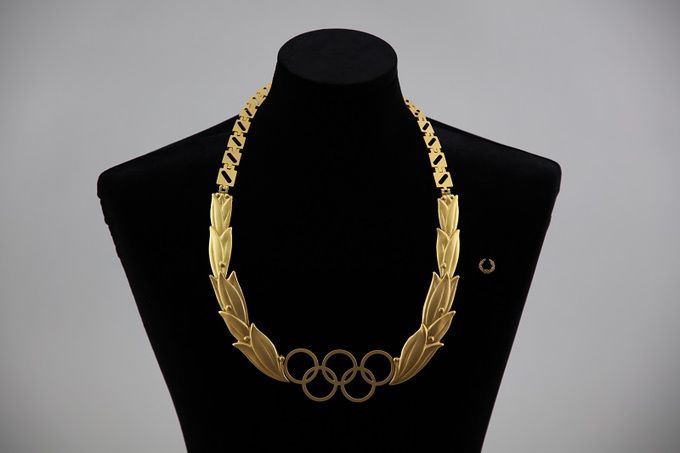 토마스 바흐 국제올림픽위원회 위원장이 선물한 ‘금장 훈장과 약장’. 대통령기록관 제공