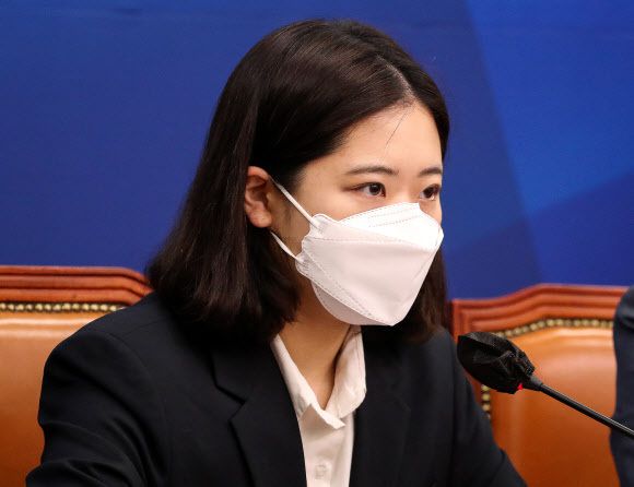 박지현 더불어민주당 공동비상대책위원장이 11일 서울 여의도 국회에서 열린 비상대책위원회의에서 모두발언을 하고 있다. 뉴스1