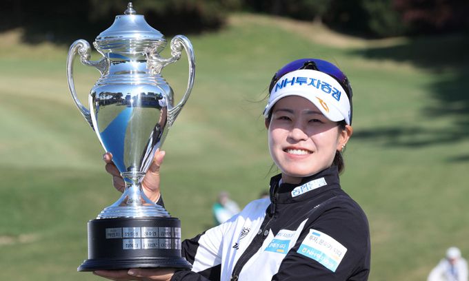 박민지가 15일 경기도 용인 수원 컨트리클럽에서 열린 KLPGA 투어 NH투자증권 레이디스 챔피언십에서 2연패를 달성한 뒤 트로피를 들고 활짝 웃고 있다. KLPGA 투어 제공