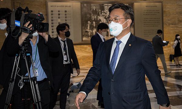 윤호중 더불어민주당 공동비상대책위원장이 16일 서울 여의도 국회에서 윤석열 대통령의 추경안 시정연설에 앞서 열린 비공개 의원총회에 참석하고 있다. 공동취재