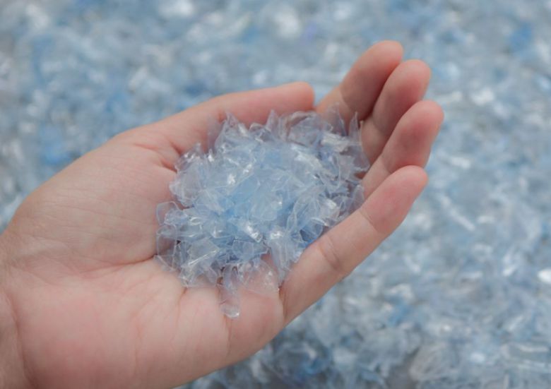 잘게 부서진 폐플라스틱. 출처=www.greenmatters.com
