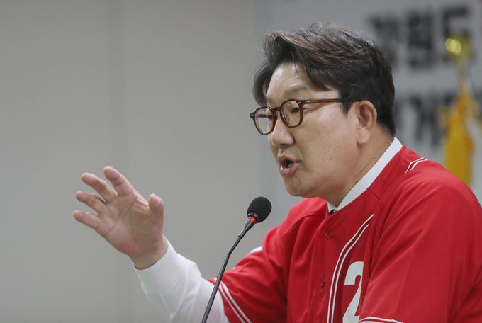 국민의힘 권성동 원내대표가 17일 오전 강원 춘천시 국힘 도당 사무실에서 열린 강원선대위 발대식에 참석해 발언을 하고 있다.   연합뉴스