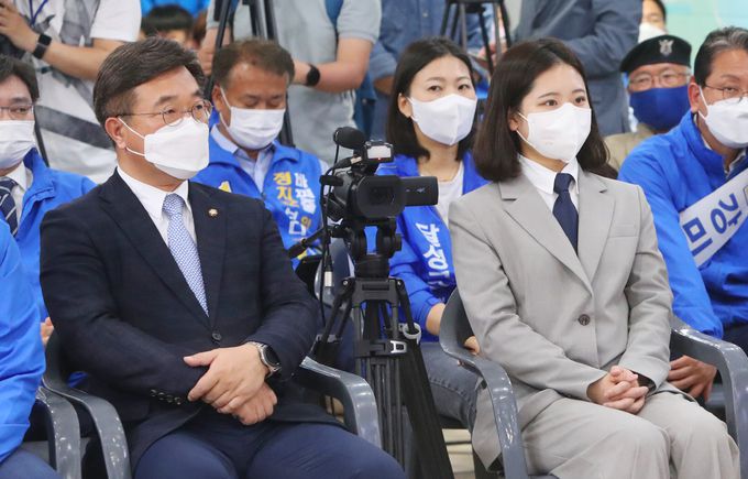 더불어민주당 박지현·윤호중 공동비대위원장이 17일 대구 서구 내당동 서재현 대구시장 후보 선거사무소에서 열린 대구시당 선거대책위원회 발대식에 참석하고 있다.    연합뉴스