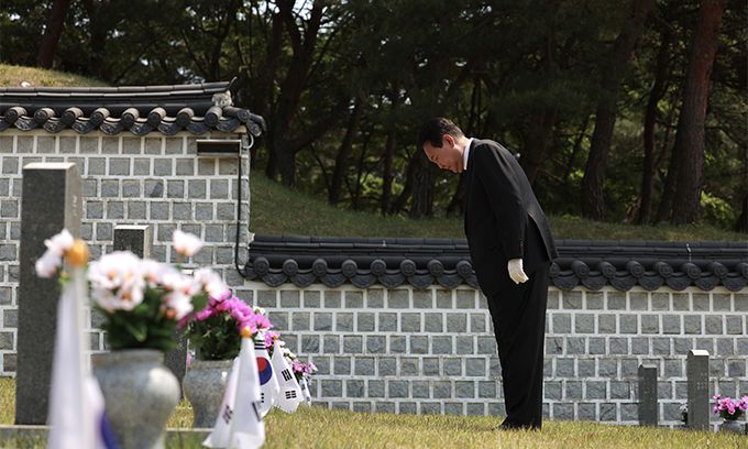 윤석열 대통령이 18일 광주 북구 국립 5·18 민주묘지에서 열린 제42주년 5·18민주화운동 기념식을 마친 뒤 행방불명자 묘역을 찾아 참배하고 있다. 연합뉴스