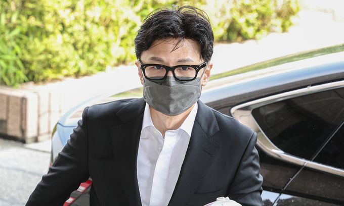 한동훈 법무부 장관이 18일 경기도 과천 정부과천청사 내 법무부 청사에 도착하고 있다. 연합뉴스