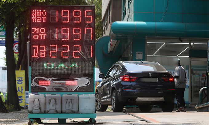 전국 경유 평균 가격이 휘발유 가격을 넘어선 현상이 지속되는 가운데 경유는 물론, 휘발유 가격 모두 2000원에 육박하고 있다. 정부는 유가연동보조금 지원 기준을 내달부터 100원 인하키로 결정했다. 사진은 18일 서울의 한 주유소 모습. 뉴시스
