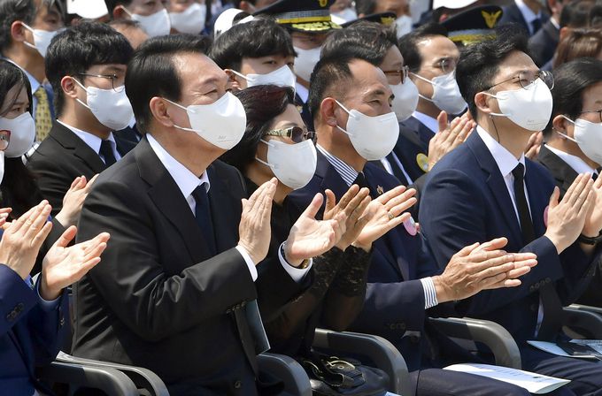 윤석열 대통령이 18일 오전 광주 북구 운정동 국립5·18민주묘지에서 열린 5·18민주화운동 42주기 기념식에 참석해 공연을 본 뒤 박수를 치고 있다.      광주전남사진기자회