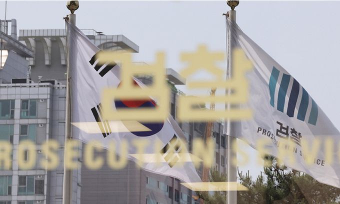 한동훈 법무부 장관 취임으로 검찰 지휘부 인사가 임박한 18일 서울 서초구 서울중앙지방검찰청 창문 너머로 태극기와 나란히 선 검찰 깃발이 바람에 휘날리고 있다. 하상윤 기자