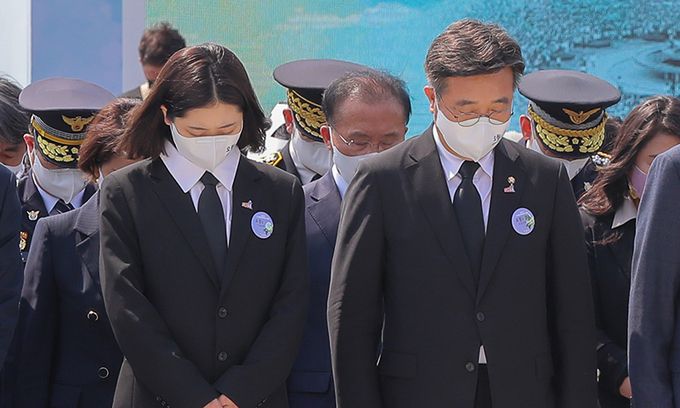 더불어민주당 박지현·윤호중 공동비상대책위원장 등이 18일 광주 북구 운정동 국립5·18민주묘지에서 열린 제42주년 5·18광주민주화운동 기념식에서 묵념하고 있다. 연합뉴스