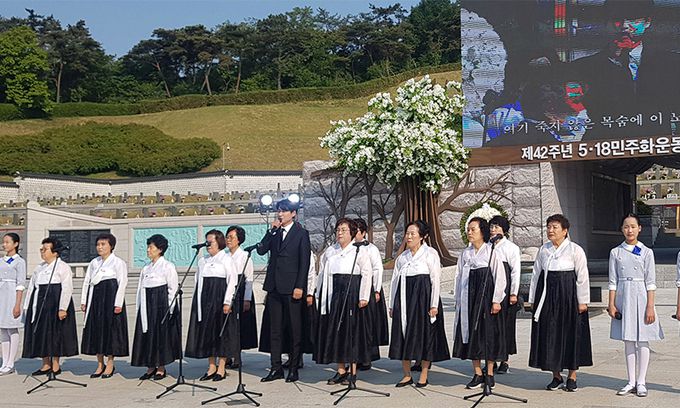 리틀엔젤스예술단 함께 부른 ‘오월의 노래’ 리틀엔젤스예술단이 18일 광주 국립 5·18민주묘지에서 열린 제42주년 5·18민주화운동 기념식에서 오월어머니회, 가수 이지훈과 함께 ‘오월의 노래’를 부르고 있다. 리틀엔젤스예술단 제공