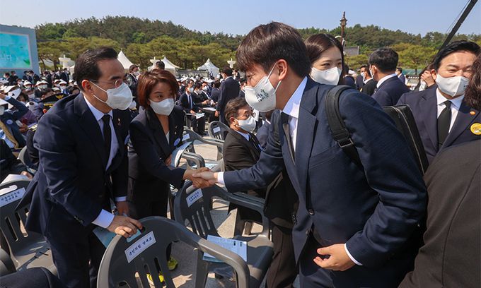 국민의힘 이준석 대표가 18일 광주 북구 운정동 국립5·18민주묘지에서 열린 제42주년 5·18광주민주화운동 기념식에서 더불어민주당 박홍근 원내대표 등과 인사하고 있다. 연합뉴스