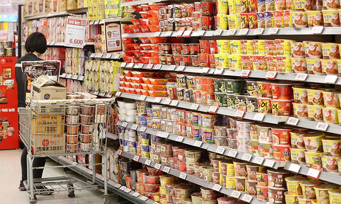 세계 밀 생산량 2위인 인도가 식량 안보를 이유로 밀 수출을 전격 금지함에 따라 국내 식품 물가 부담도 커질 것으로 예상된다. 사진은 지난 16일 서울의 한 대형마트 라면 매대의 모습. 연합뉴스