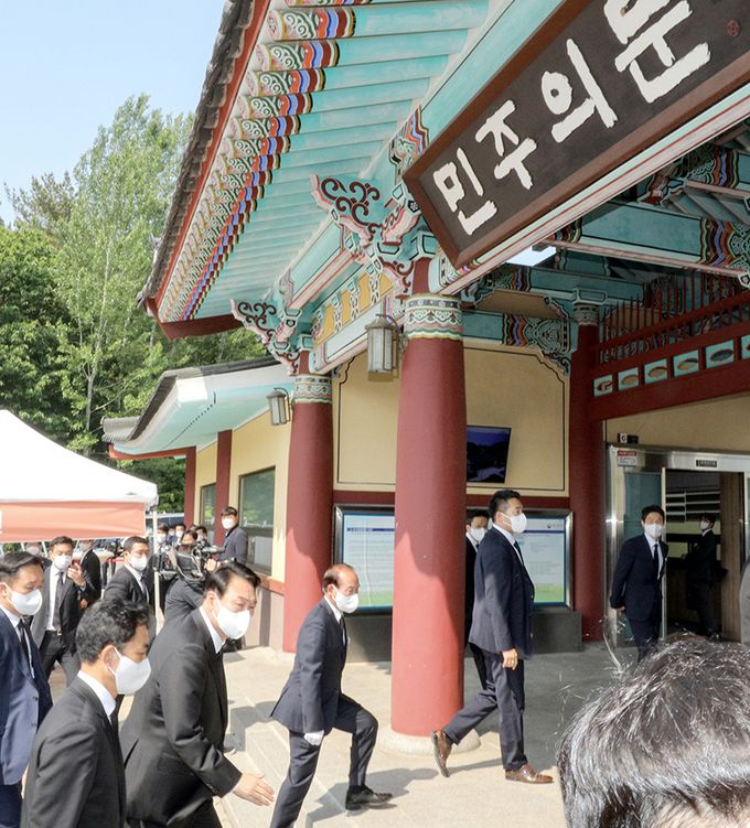 민주의문 들어서는 尹 윤석열 대통령이 18일 광주 국립 5·18민주묘지에서 열린 제42주년 5·18 민주화운동 기념식 참석을 위해 민주의문에 들어서고 있다. 윤 대통령은 보수 진영 출신의 대통령 중 처음으로 민주의문을 걸어서 통과했다. 광주=뉴시스