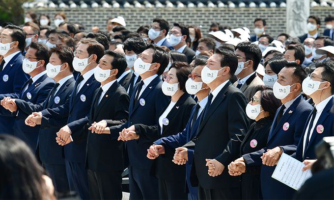 윤석열 대통령이 18일 광주 북구 국립 5·18 민주묘지에서 열린 제42주년 5·18민주화운동 기념식에서 '님을 위한 행진곡'을 제창하고 있다. 연합뉴스