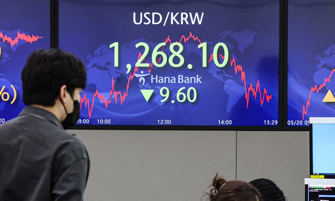 지난 20일 서울 중구 하나은행 본점 딜링룸의 모니터에 이날 원/달러 환율 마감 가격이 표시돼 있다. 원/달러 환율은 전 거래일 대비 9.60원 내린 1,268.10을 기록했다. 연합뉴스