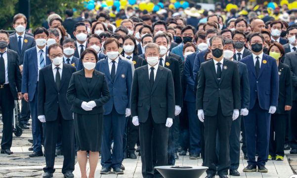 문재인 전 대통령 내외를 비롯한 여야 정관계 인사들이 23일 오후 경남 김해 봉하마을에서 열린 고 노무현 전 대통령 13주기 추도식에서 노 전 대통령의 묘역을 참배하고 있다. 앞줄 왼쪽부터 김정숙 여사, 문 전 대통령, 한덕수 총리.뉴스1