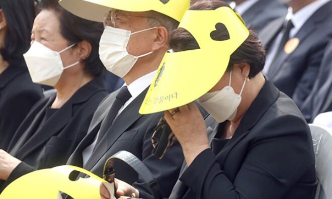 정숙 여사가 23일 오후 경남 김해시 진영읍 봉하마을에서 열린 노무현 전 대통령 서거 13주기 추도식에 참석해 손수건으로 눈물을 닦고 있다. 연합뉴스