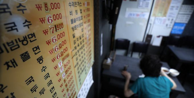 26일 오후 서울 중구 남대문시장 내 한 식당 메뉴판에 가격이 변경돼있다. 뉴시스