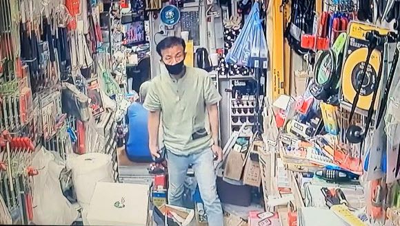 강윤성이 철물점에서 공업용 절단기를 구입하는 모습. 뉴스1