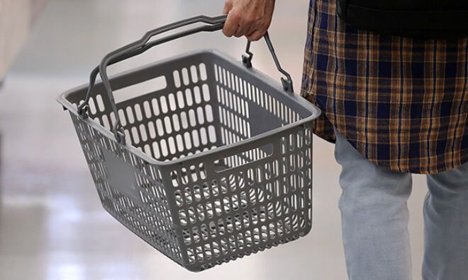 서울의 한 대형마트를 찾은 한 시민의 텅 빈 장바구니. 뉴스1