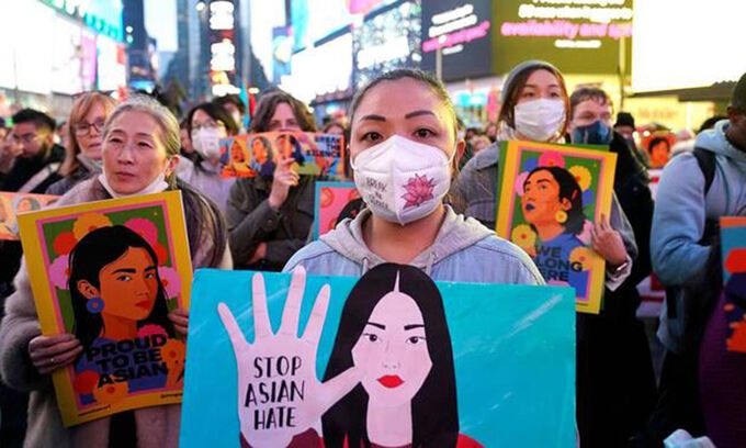 20대 백인 남성의 총기 난사로 한인 여성 4명을 포함해 8명이 희생된 조지아주 애틀랜타 사건 1주년을 맞은 지난 3월 뉴욕 타임스스퀘어에서 진행된 반아시아계 혐오중단 시위에서 참가자들이 ‘아시아인 혐오중단’ 등의 글귀가 적힌 손팻말을 들고 있는 모습. 뉴욕=AFP