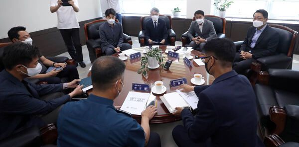 문재인 정부 청와대 출신 더불어민주당 한병도·윤영찬·윤건영 의원, 무소속 민형배 의원이 1일 경남 양산경찰서를 찾아 문 전 대통령 퇴임 후 계속되는 양산 평산마을 사저 앞 집회·시위에 경찰이 미온적으로 대처하고 있다며 대책 마련을 촉구했다. 사진 연합뉴스