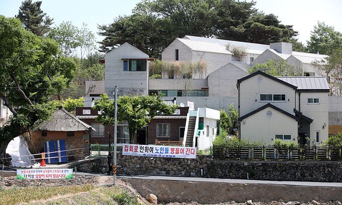 지난달 26일 경남 양산시 평산마을 문재인 전 대통령 사저 주변에 연일 이어지는 문 전 대통령 비판 단체 시위로 주민들이 피해를 입고 있다는 내용의 현수막이 걸려 있다. 양산=뉴스1