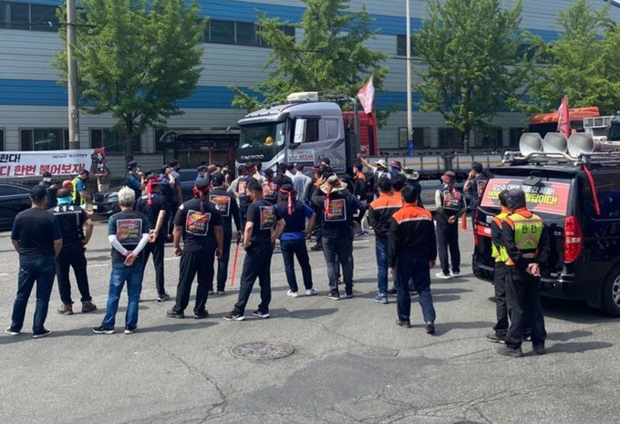 화물연대 노조원들이 1일 부산 강서구 송정동 한 철강제조업체 앞 정문 앞에서 화물차 진입을 막고 시위를 벌이고 있다. 부산경찰청 제공