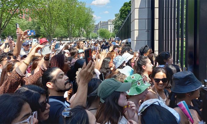 지난 5월 31일(현지시간) 미국 워싱턴D.C. 백악관 앞에 방탄소년단(BTS) 팬들이 몰려 들었다. BTS는 이날 백악관에서 아시아계 증오 범죄에 대한 입장을 밝히고 조 바이든 대통령과 면담을 했다. 뉴시스