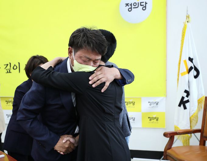 정의당 여영국 대표(왼쪽)와 장혜영 의원이 2일 서울 여의도 국회에서 열린 중앙선거대책위원회 해단식에서 포옹하고 있다. 뉴스1