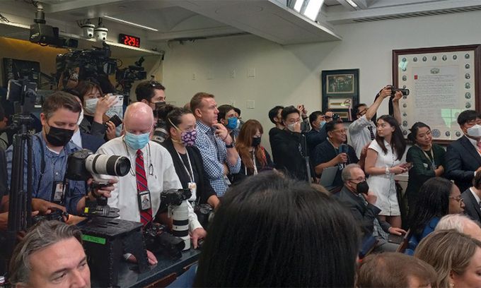 지난 5월 31일(현지시간) 미국 워싱턴 백악관 브리핑룸에서 취재진들이 그룹 방탄소년단(BTS)의 연설을 듣기 위해 대기하고 있다. BTS는 조 바이든 대통령과 면담에 앞서 아시아계 증오 범죄에 대한 입장을 밝혔다. 워싱턴=AP뉴시스