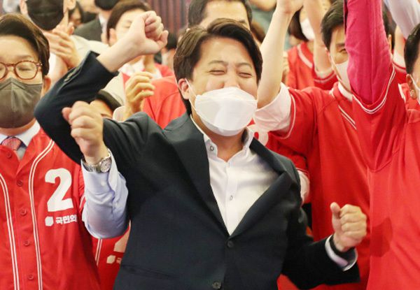 이준석 국민의힘 대표가 환호하고 있다. 공동취재사진