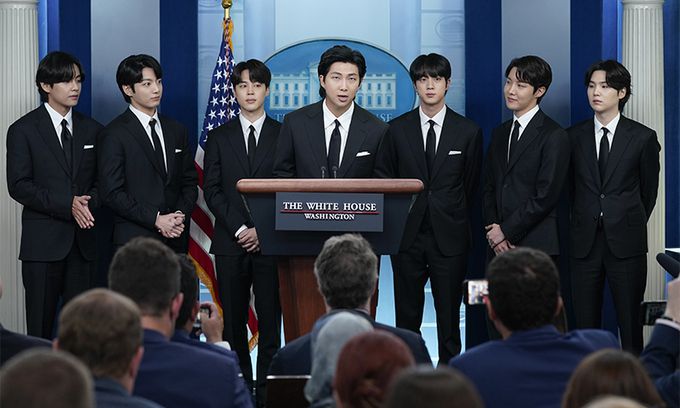 세계적인 K팝 스타 방탄소년단(BTS)의 RM(가운데)이 지난 5월 31일(현지시간) 멤버들과 함께 미국 워싱턴DC 백악관 브리핑룸에서 발언하고 있다. 워싱턴=AP연합뉴스