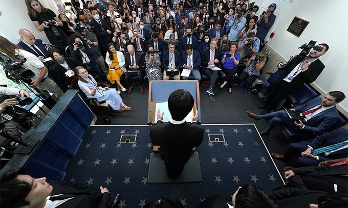 바이든 대통령 면담에 앞서 방문한 백악관 기자실에 기자들이 몰려들어 BTS를 취재하는 모습. 워싱턴=AP뉴시스