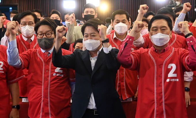 국민의힘 이준석 상임선대위원장, 권성동·김기현 공동선대위원장, 의원, 당직자들이 1일 서울 여의도 국회도서관에 마련된 ‘국민의힘 제8회 지방선거 개표상황실’에서 출구조사 결과발표 방송을 시청하며 환호하고 있다. 국회사진기자단