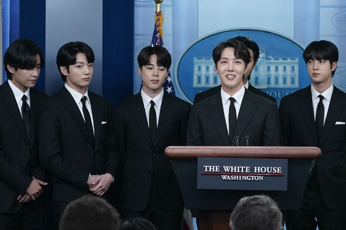 세계적인 K팝 스타 방탄소년단(BTS)의 제이홉이 지난달 31일(현지시간) 멤버들과 함께 미국 워싱턴DC 백악관 브리핑룸에서 발언하고 있다. BTS는 조 바이든 미국 대통령과 아시아인 혐오 범죄에 대한 대응을 논의하기 위해 이날 백악관에 초청받았다.   워싱턴DC AP=연합뉴스