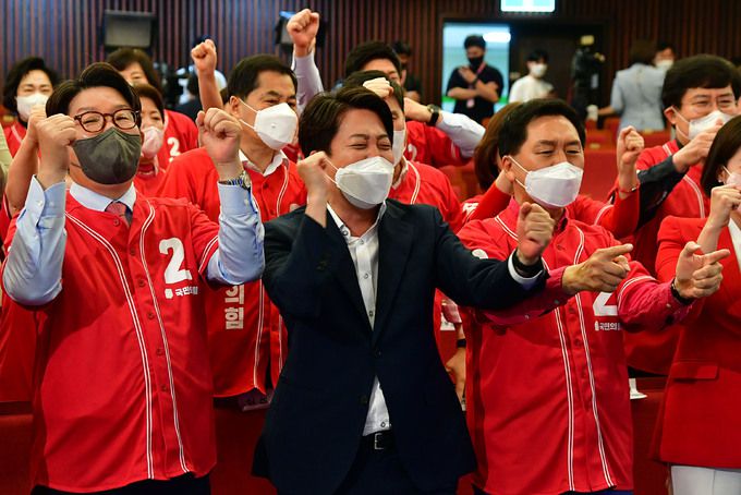 지난 1일 국회도서관에서 국민의힘 이준석 대표(가운데)를 비롯한 당 지도부와 소속 의원들이 6·1 지방선거 출구조사 결과 발표 방송을 시청하며 환호하고 있다. 연합뉴스