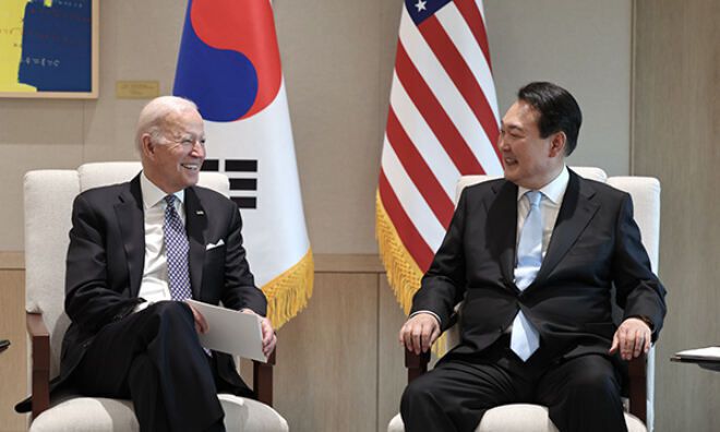 윤석열 대통령과 조 바이든 미국 대통령이 지난달 21일 서울 용산 대통령실 청사 집무실에서 소인수 정상회담을 하고 있다.연합뉴스