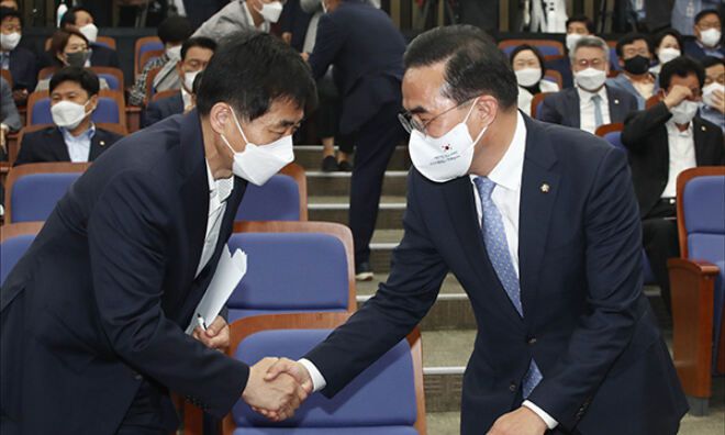 민주 의원총회 더불어민주당 박홍근 당대표 직무대행 겸 원내대표(오른쪽)가 7일 서울 여의도 국회에서 열린 민주당 의원총회에서 김민기 사무총장과 악수하고 있다. 서상배 선임기자