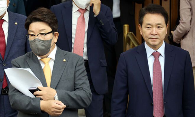 국힘 원내대책회의 국민의힘 권성동 원내대표(왼쪽)와 성일종 정책위의장 등 원내지도부가 7일 서울 여의도 국회에서 열린 원내대책회의 회의장에 입장하고 있다. 서상배 선임기자