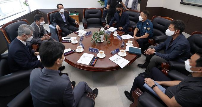 더불어민주당 의원들이 지난 1일 경남 양산시 양산경찰서를 방문해 한상철 서장에게 문재인 전 대통령 사저 부근 집회와 관련해 항의하고 있다. 연합뉴스